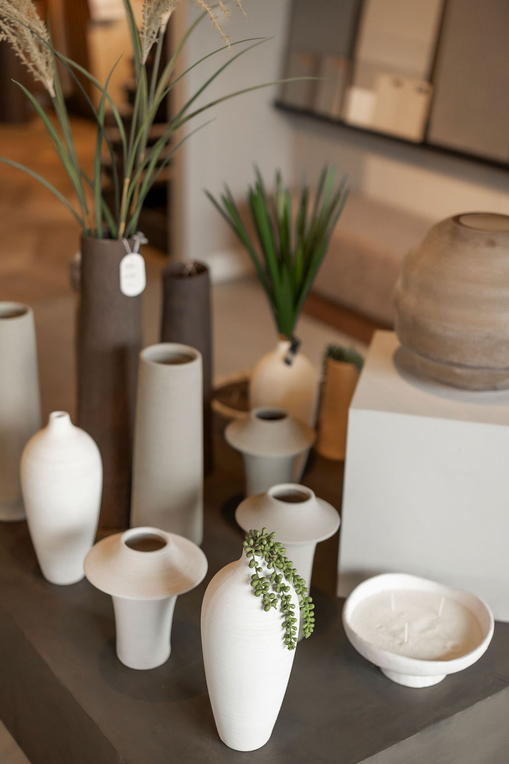 Vazen en woonaccessoires op een presentatietafel