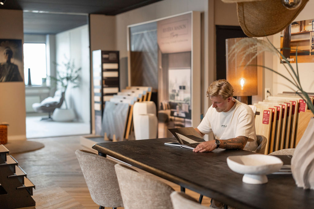 Werkmoment aan de adviestafel in de showroom