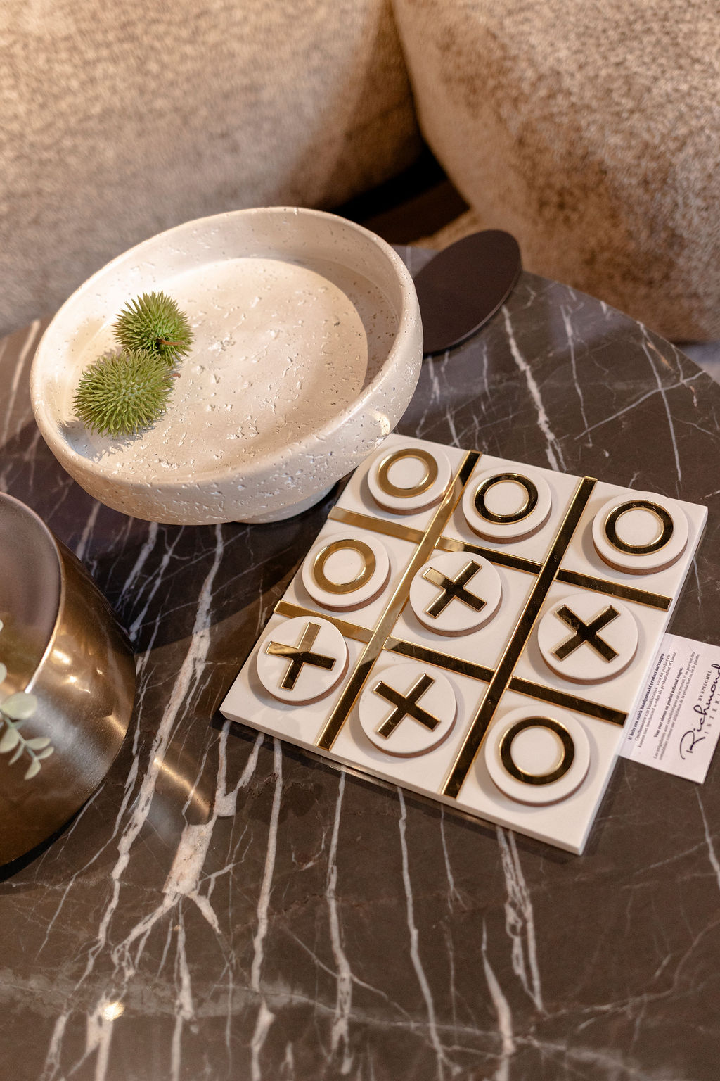 Detail van een marmeren tafel met schaal en decoratief spel