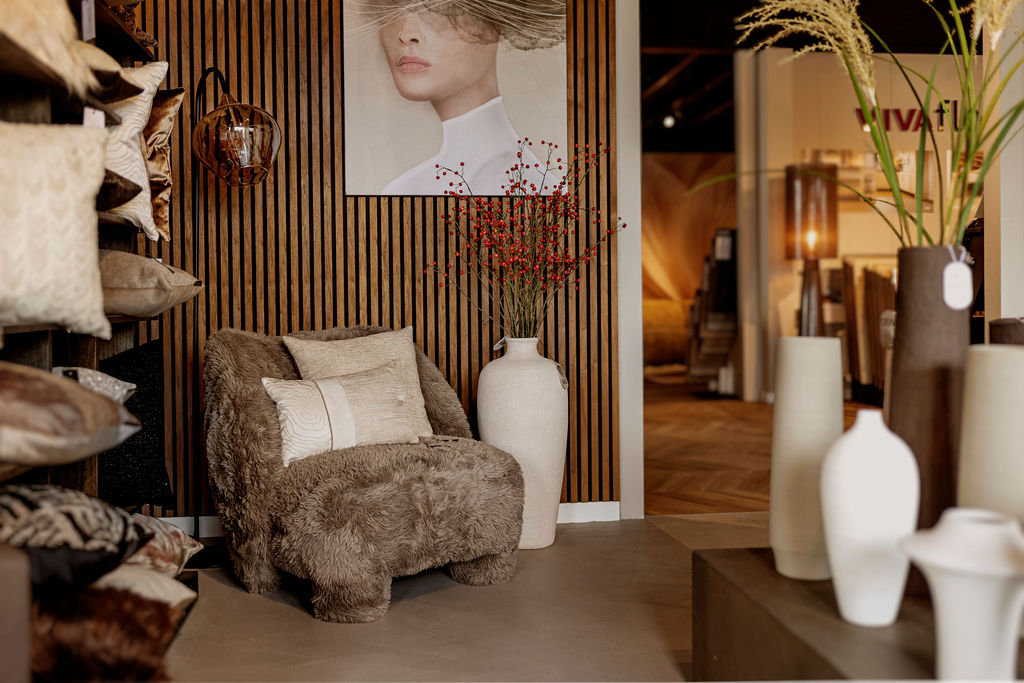 Fauteuil, lattenwand en woonaccessoires