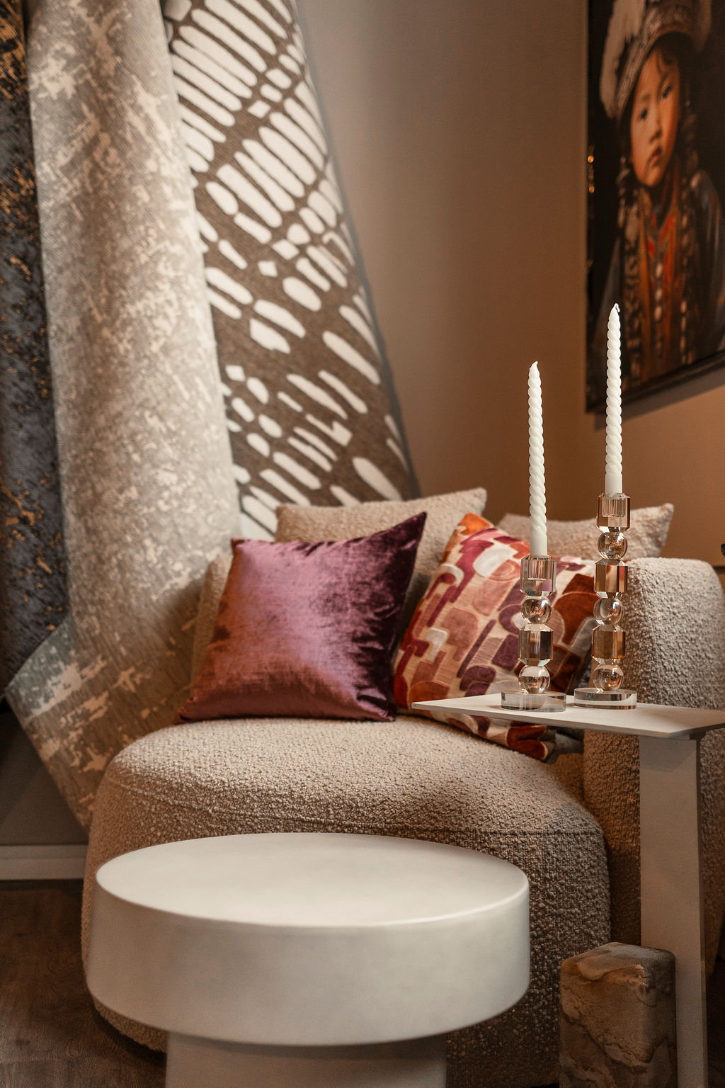 Kussens en woonaccessoires in de showroom