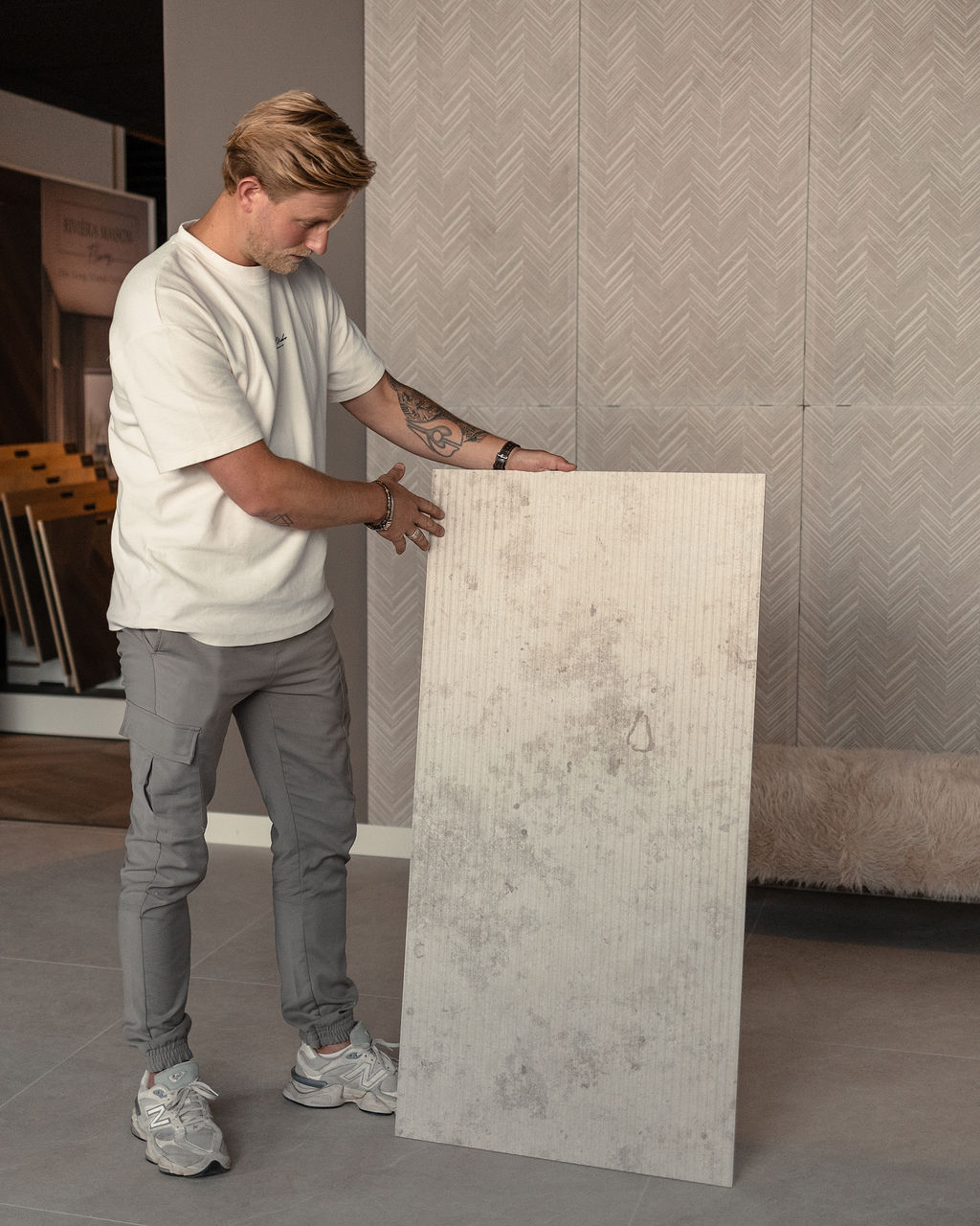 Adviseur presenteert een groot materiaalpaneel