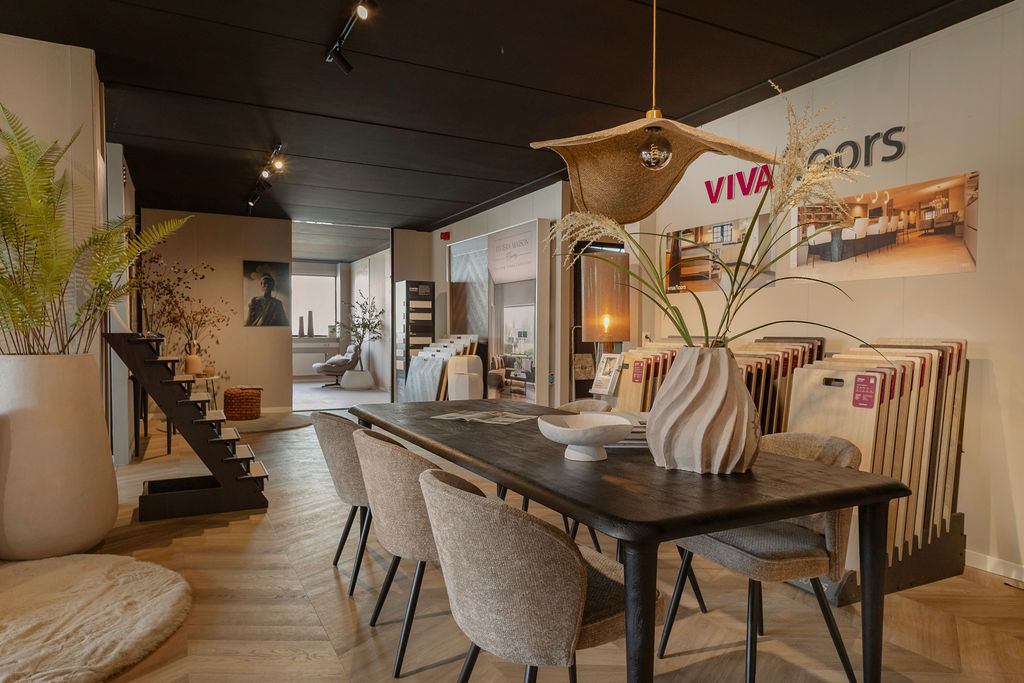 Adviestafel met grote vloerpanelen in de showroom